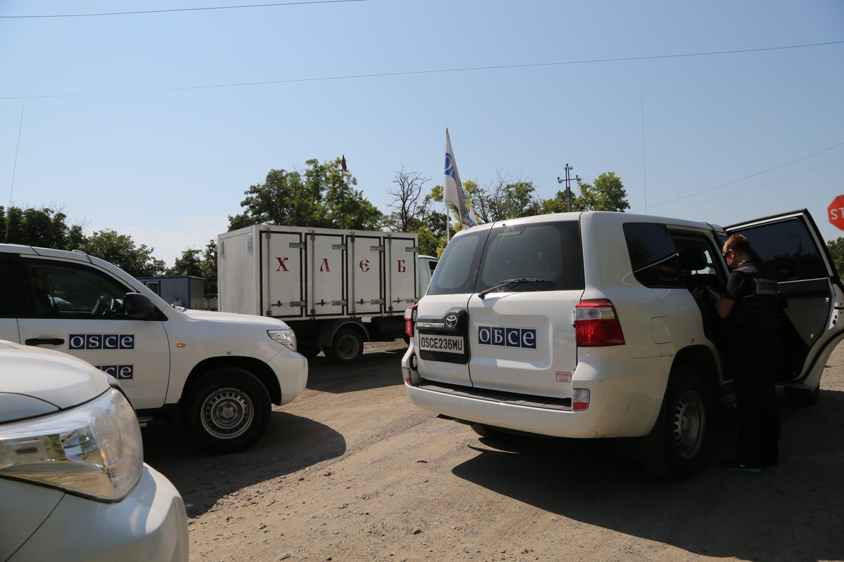 ОБСЕ около  2 часов стоит на пропускном пункте в Новоазовск - фото 1