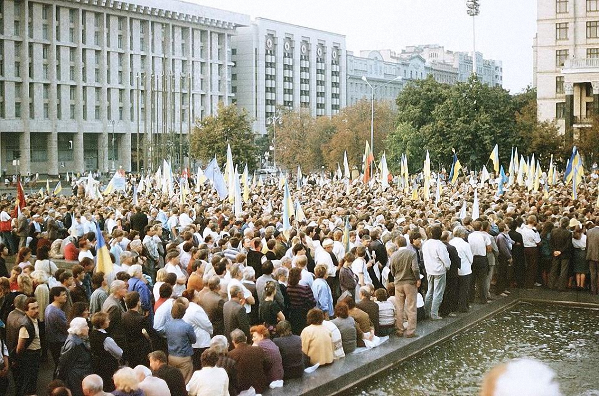 24 июля 1990 года митинг у стен Киевсовета закончился поднятием флага - фото 1