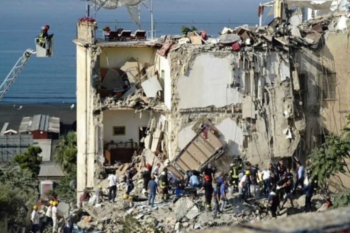 В Неаполе обрушилось жилое здание, есть жертвы - фото 1