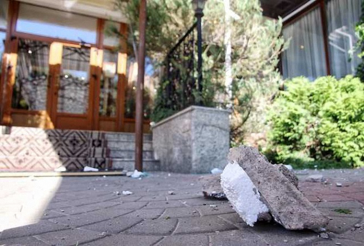 В результате обвала пострадали ресторан и гостиница рядом с "Юностью" - фото 1
