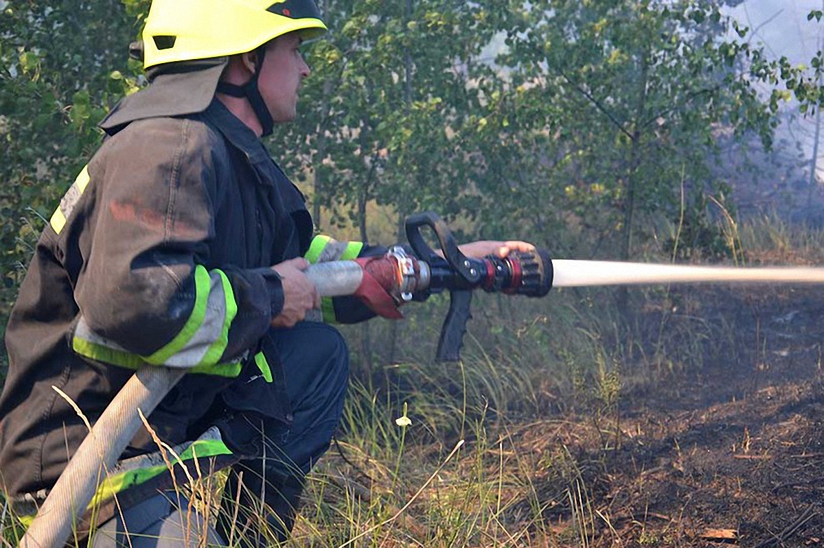 Пожар на полигоне в Днепропетровской области - фото 1
