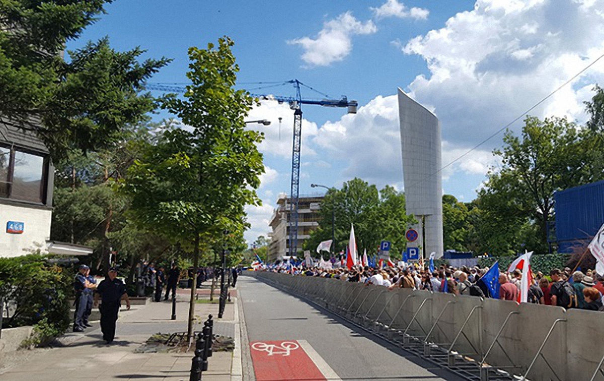 Активисты брали на митинг флаги Польши и Европейского Союза - фото 1