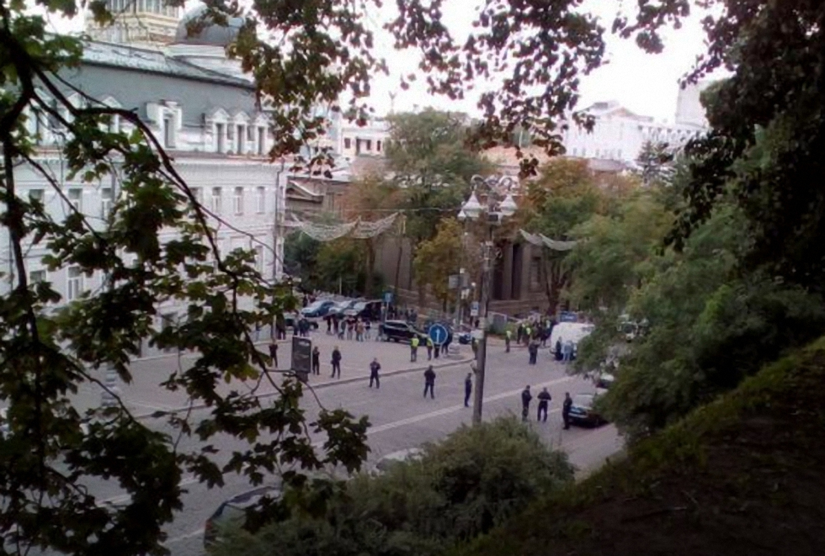 Из-за взрыва в центре Киева пострадали три человека - фото 1