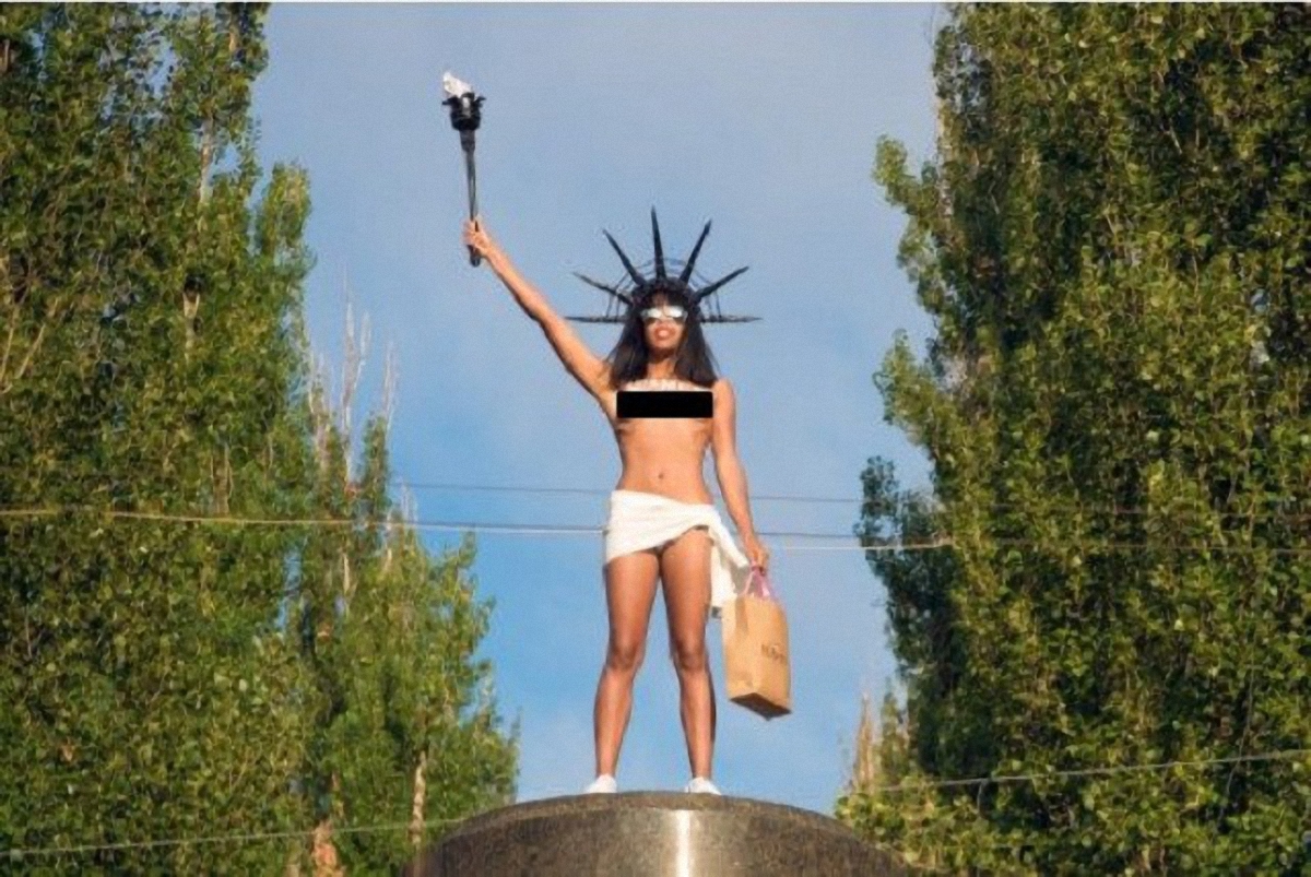 В Киеве активистка Femen заняла место Ленина - фото 1