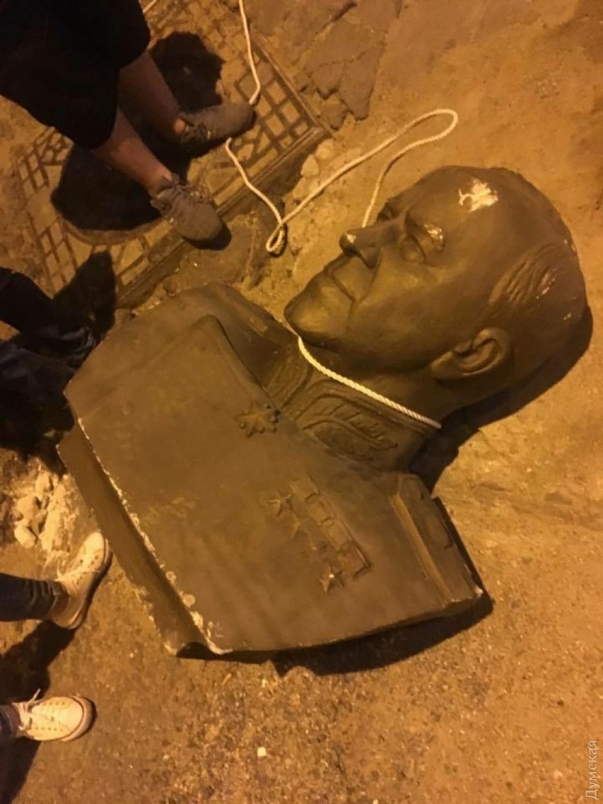 В Одессе повалили памятник Жукову  - фото 1