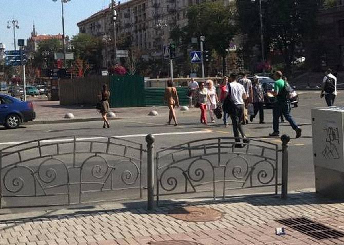 По Киеву гуляет совершенно голая девушка - фото 1