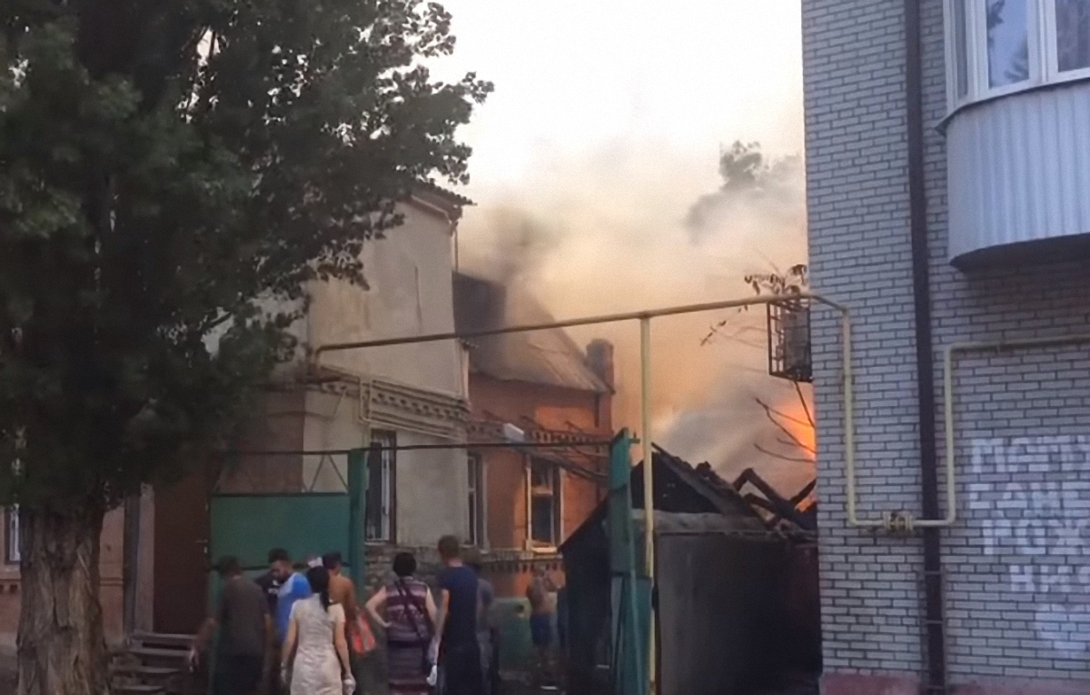 В Ростове из-за пожара эвакуируют уже жителей многоквартирных домов - фото 1