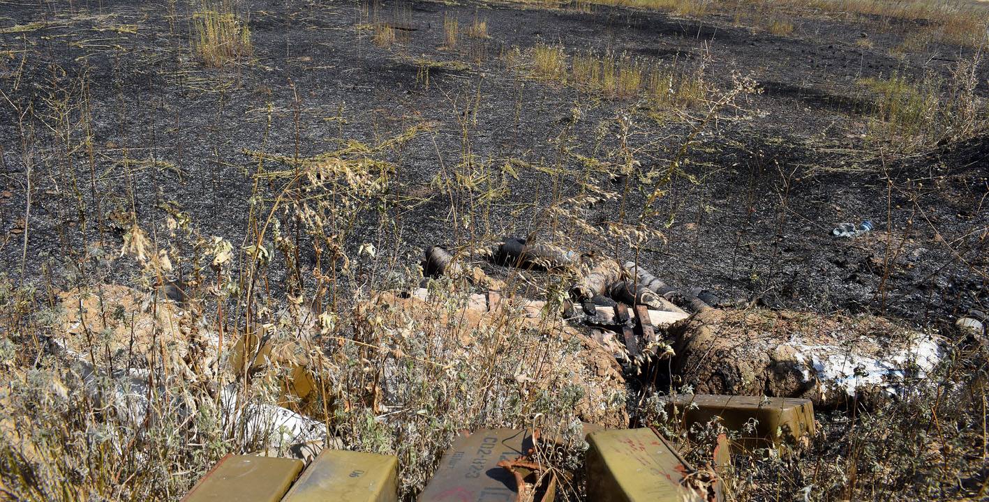 Боевики поджигают поля в "серой зоне" - фото 1