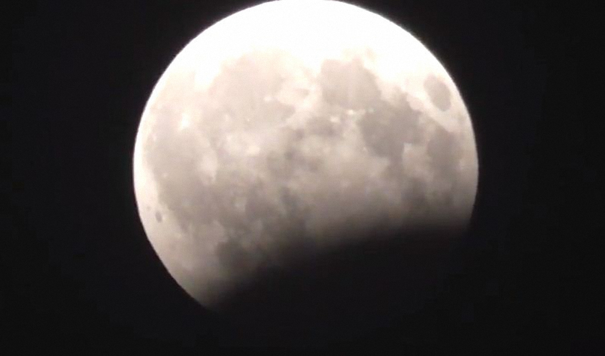 Лунное затмение наблюдали 7 августа 2017 года - фото 1
