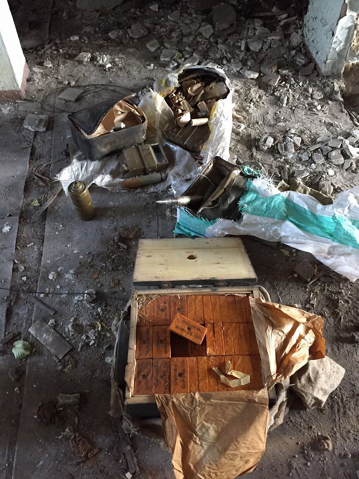 Боевики обустроили срон со взрывчаткой в больнице Донецкой области - фото 1