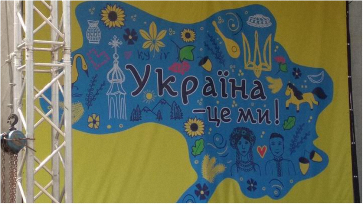 Сцену Броваров ко Дню Независимости украсили картой без Донбасса и Крыма - фото 1