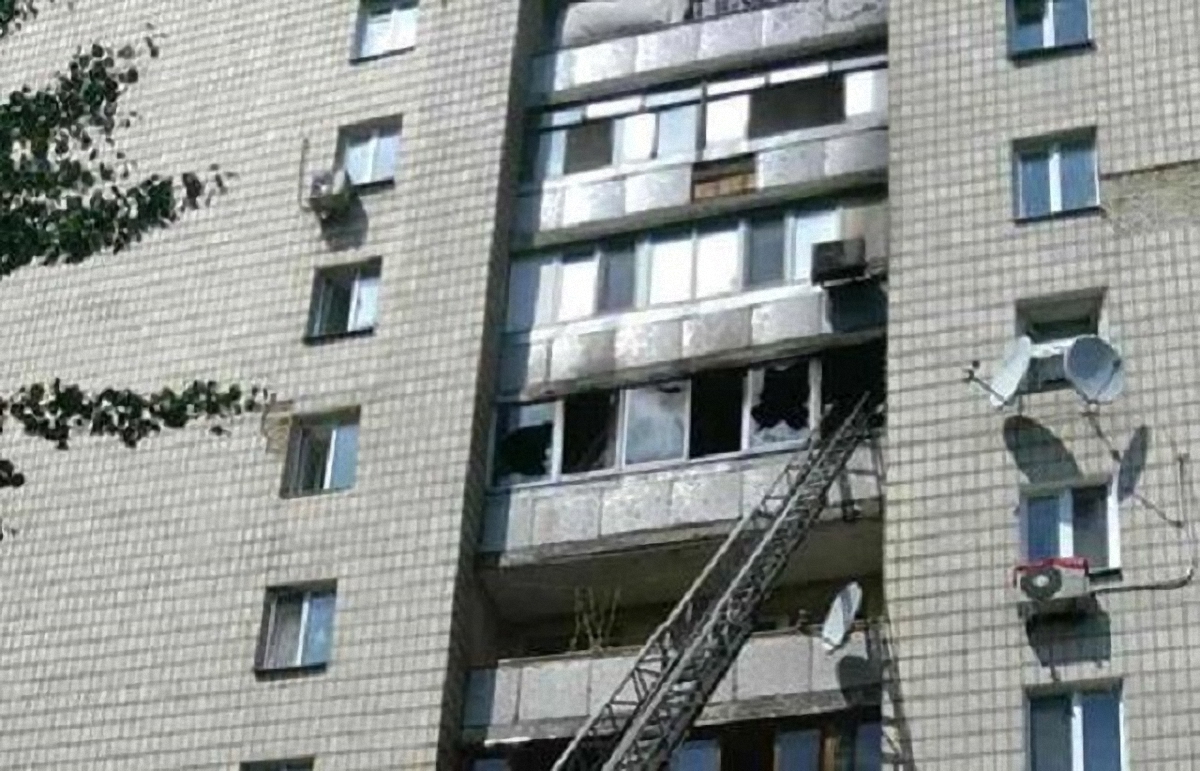 В Киеве загорелась многоэтажка - фото 1