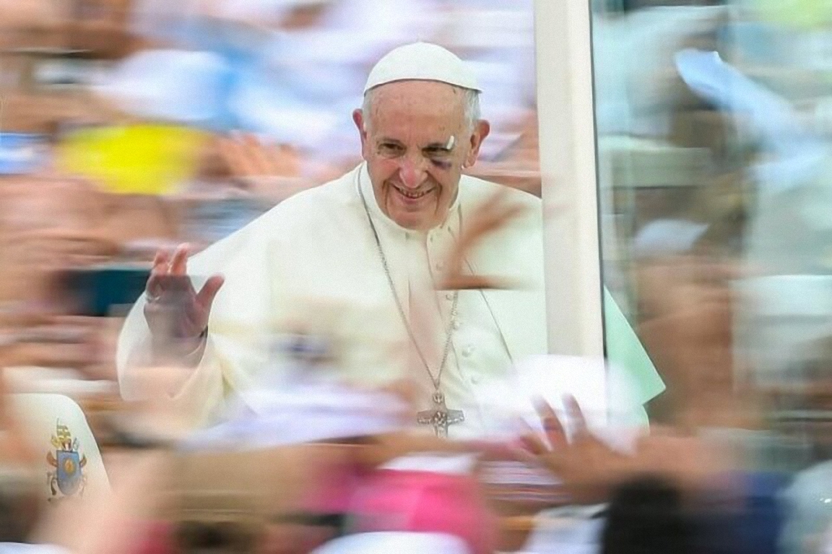 Папа Римский с разбитым лицом - фото 1