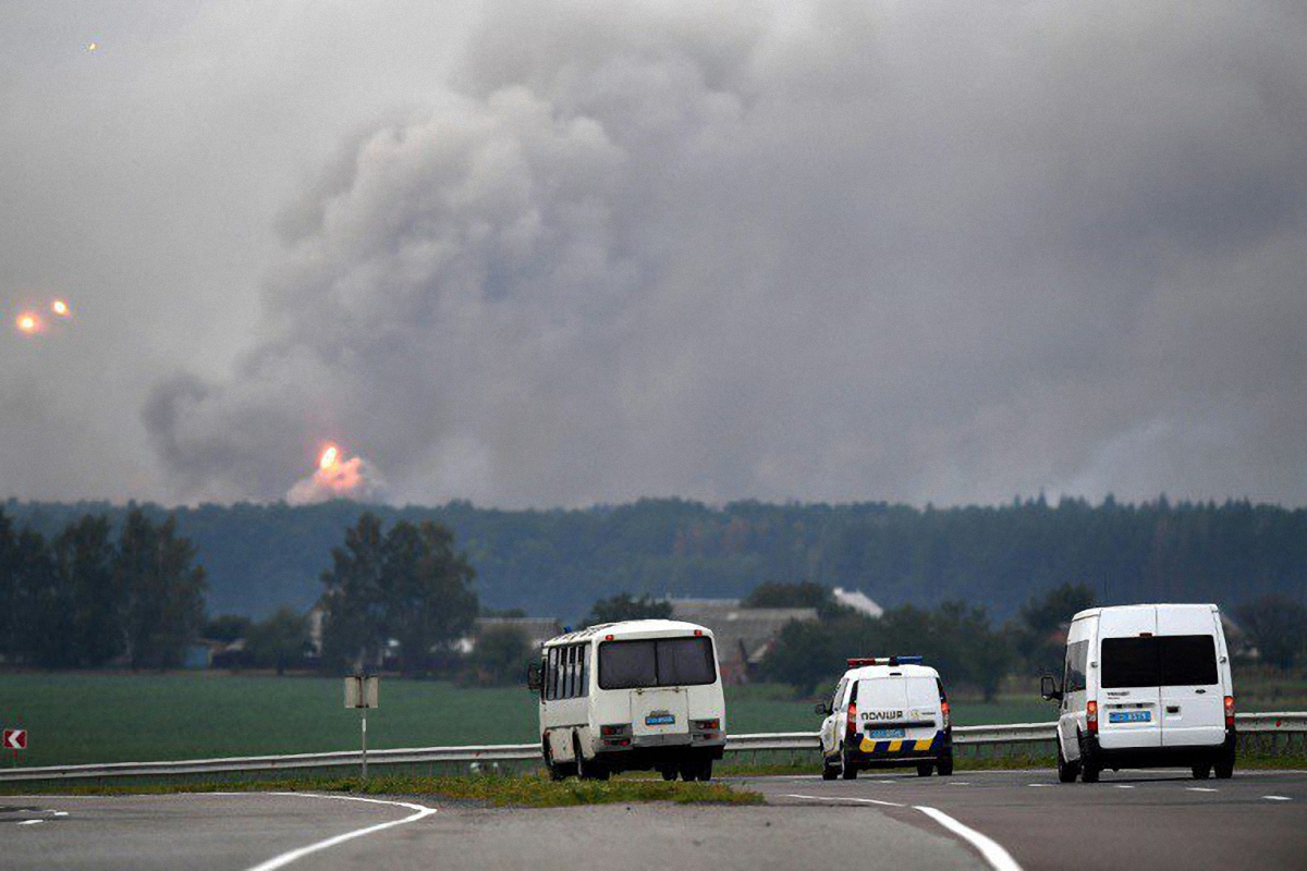 Взрывы в Калиновке не дают локализовать пожар - фото 1