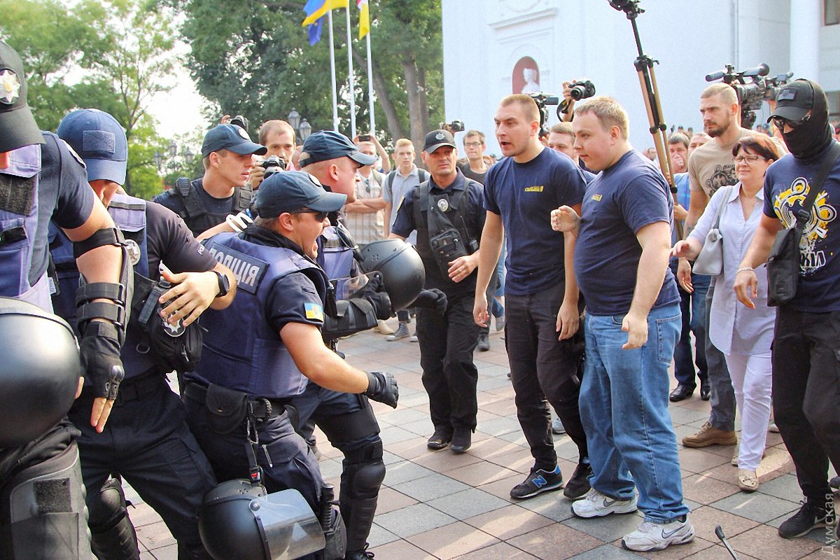 Столкновения возле мэрии Одессы - фото 1
