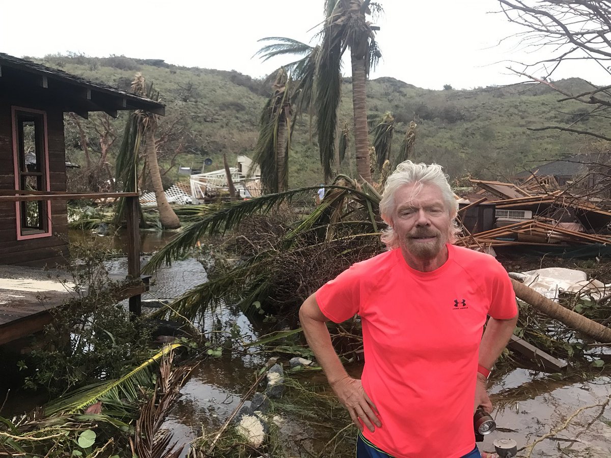 Девид Брэнсон на вилле после урагана "Ирма" - фото 1