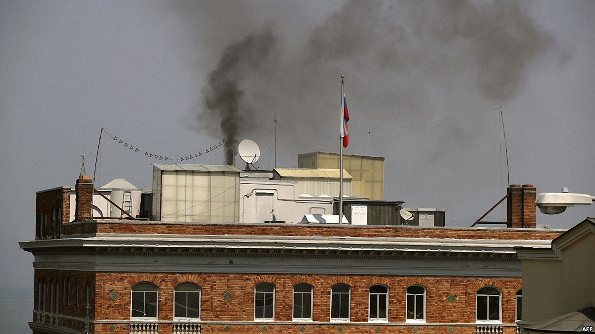 В Российских консульствах сожгли всю документацию - фото 1