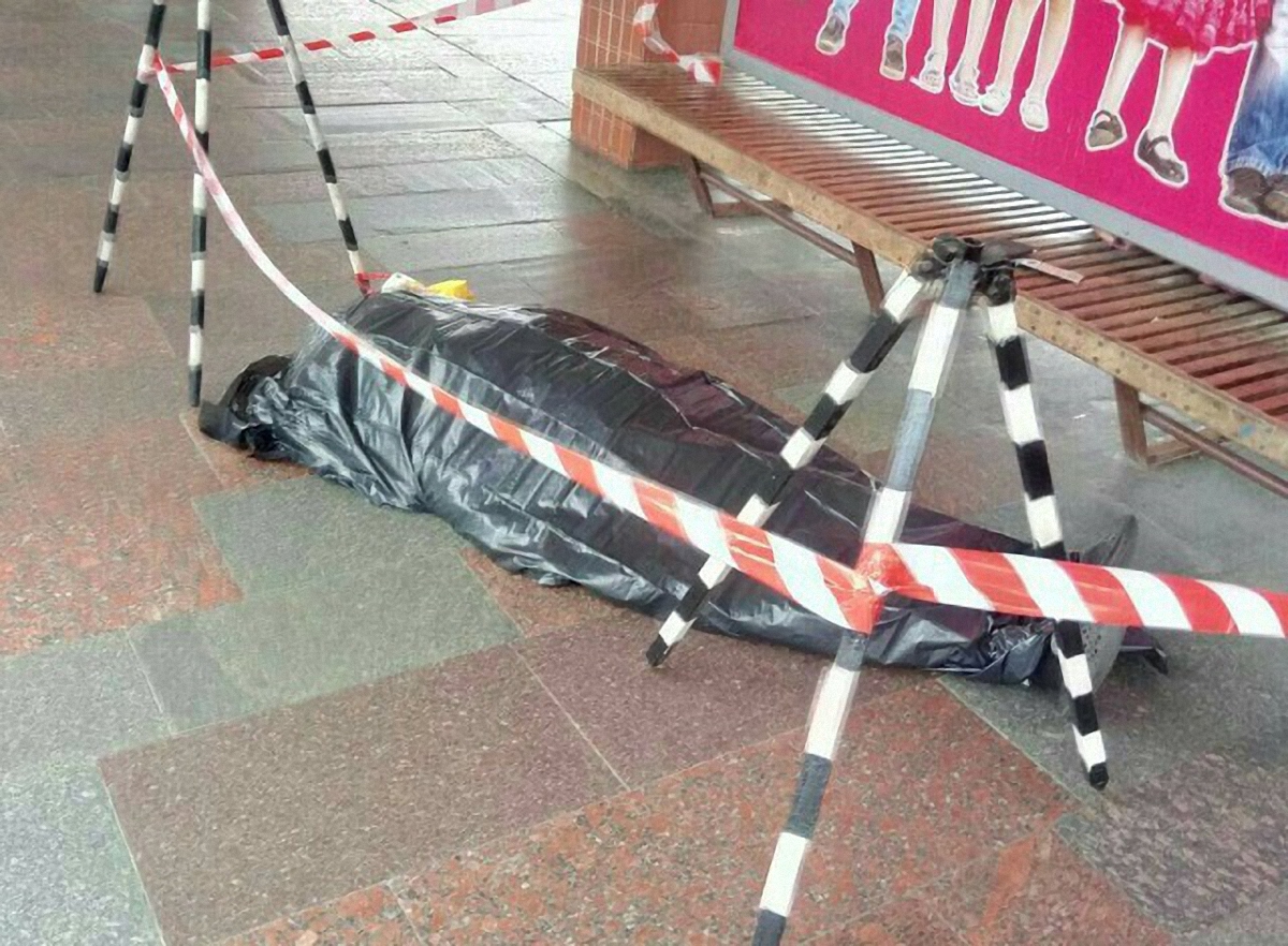 На станции метро "Дарница" умер пожилой мужчина - фото 1
