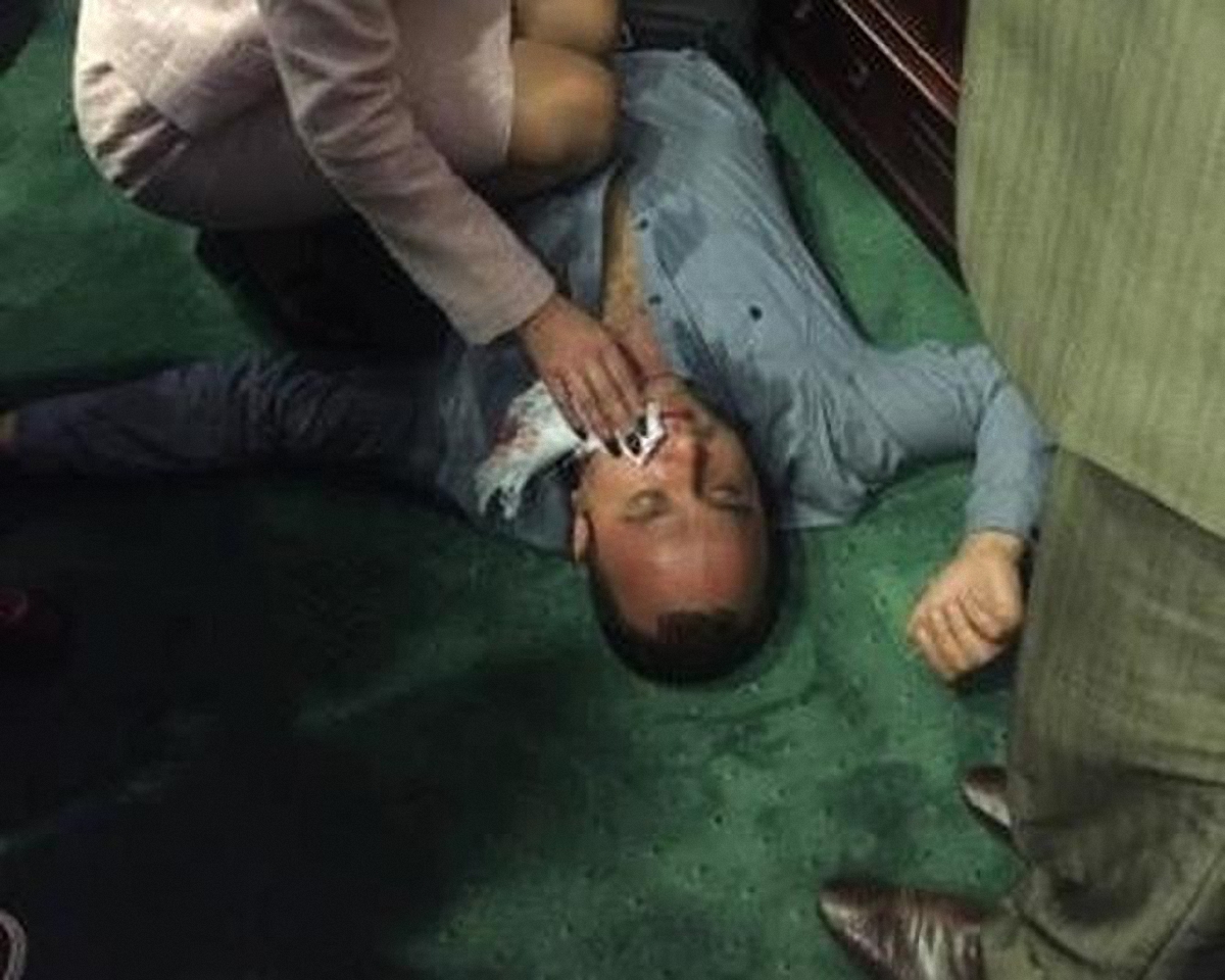 Депутат от "Батькивщины" оказался на полу после удара от коллеги из БПП - фото 1
