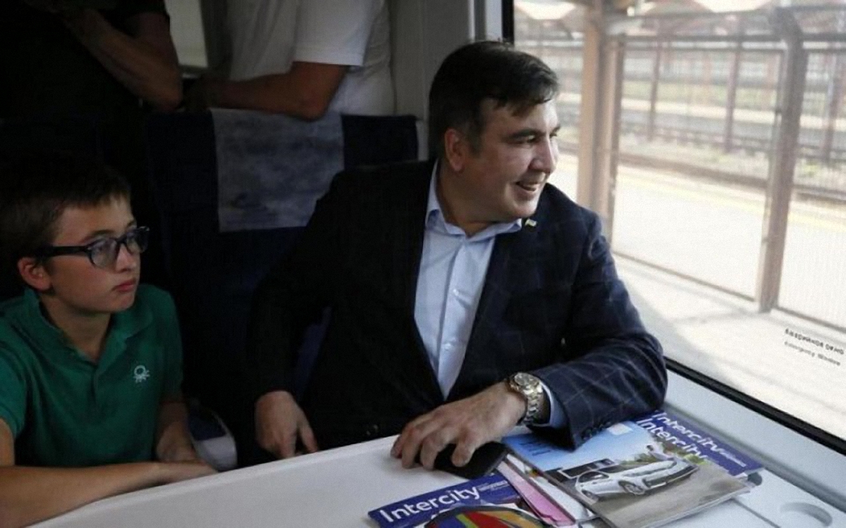 В одном поезде с Саакашвили находятся 11 народных депутатов и его сын - фото 1