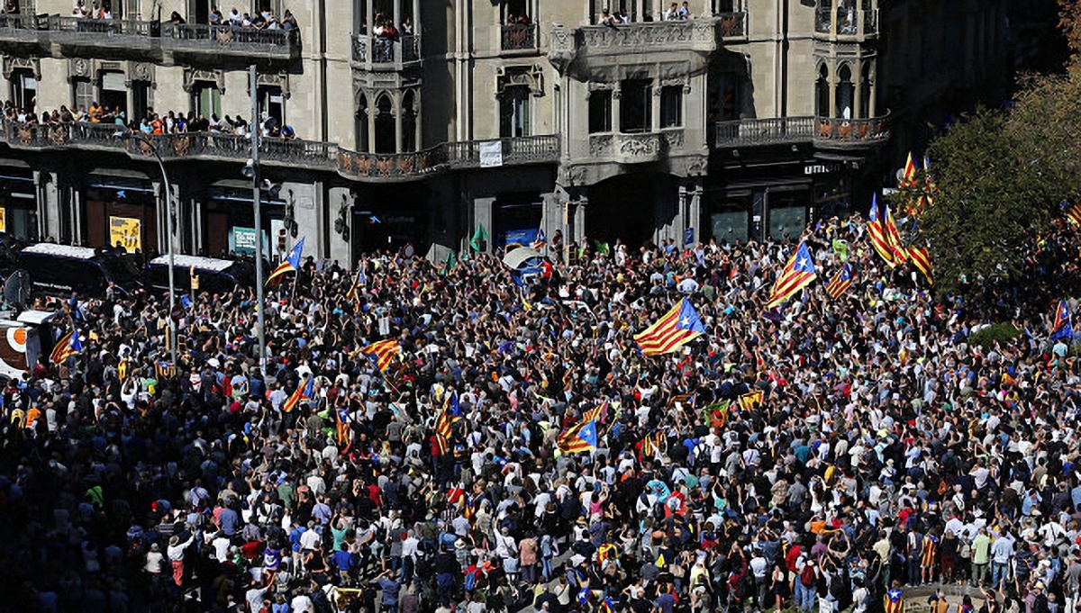 В Барселоне две тысячи человек протестуют против арестов чиновников, а вечером - большой митинг - фото 1