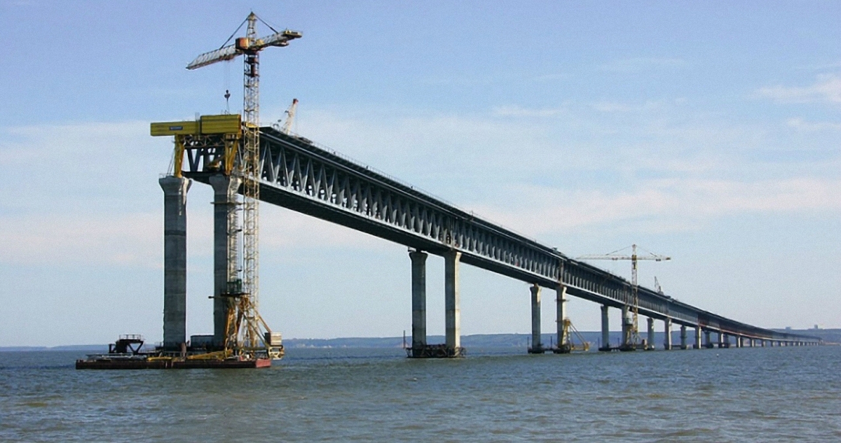 Оккупанты строят мост через Керченский пролив  - фото 1