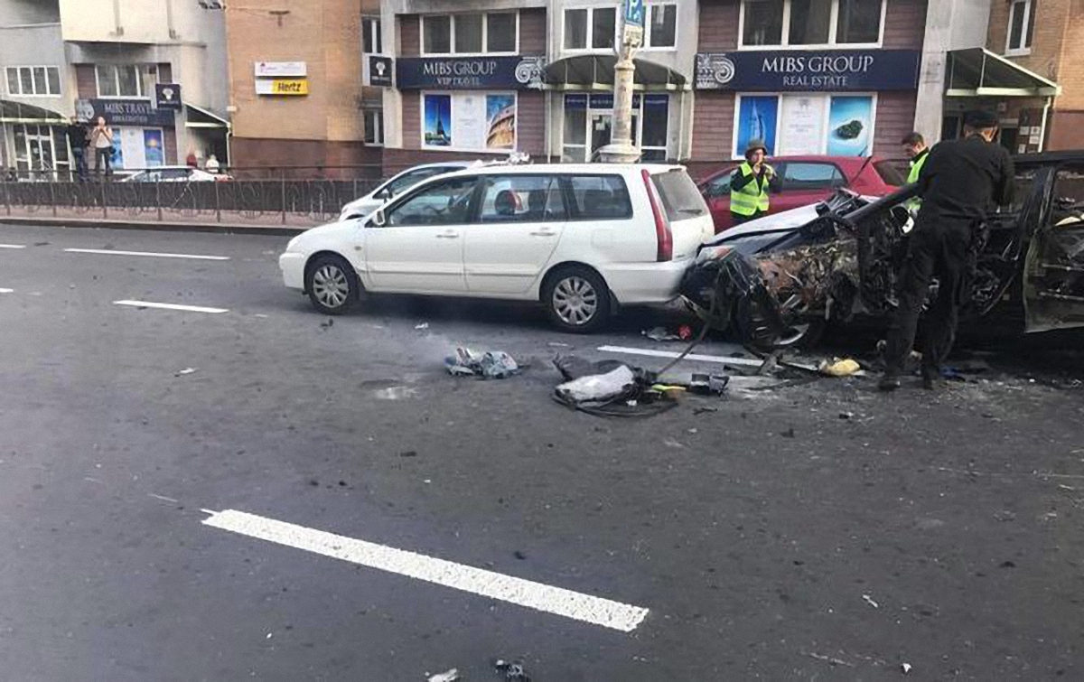 Машину взорвали в центре Киева - фото 1
