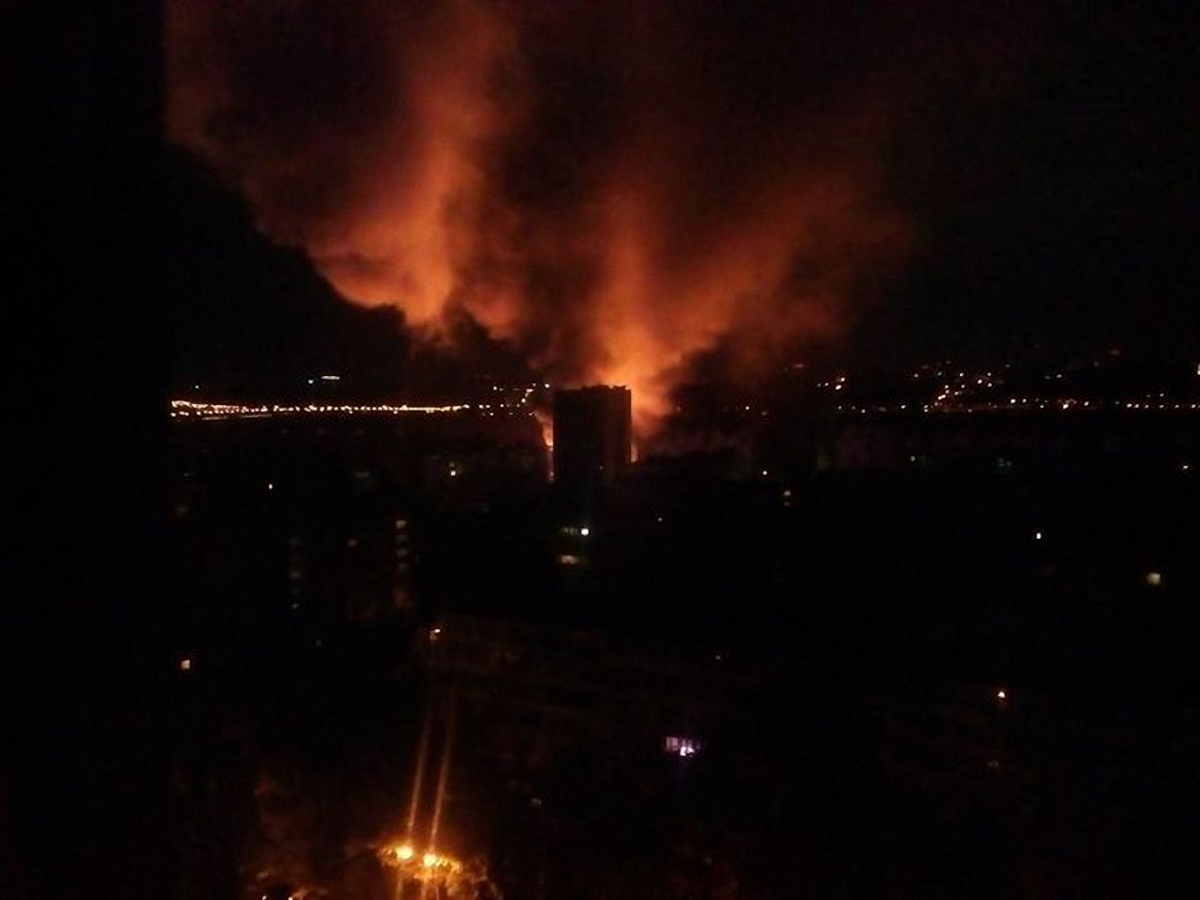 В Киеве на Русановке сгорел ресторан на воде - фото 1
