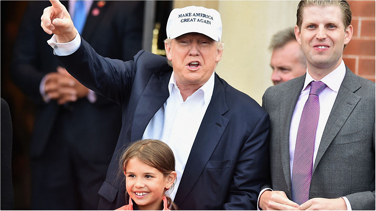 Дональд Трамп с сыном Эриком и внучкой Каей - фото 1