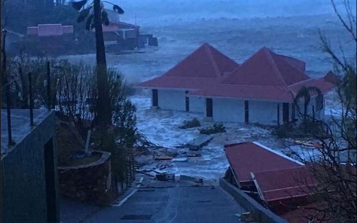 Ураган "Ирма" разрушил дома, отели, аэропорты и дорогие частные виллы - фото 1