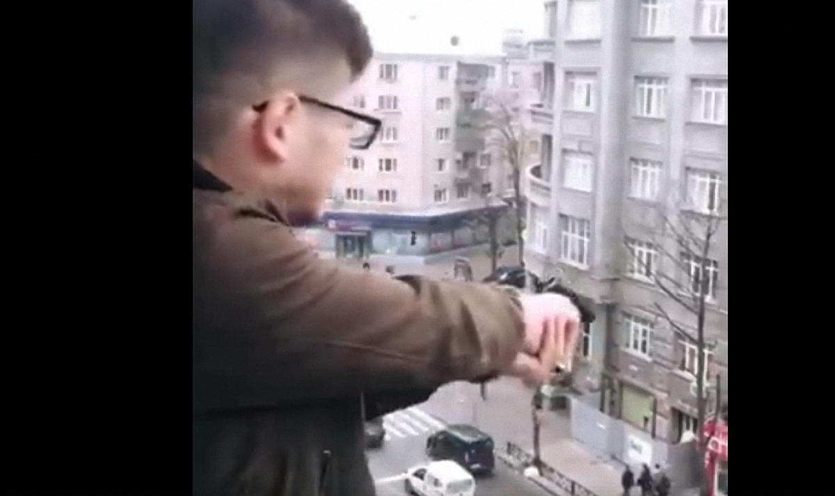 Харьковский мажор устроил стрельбу по людям с балкона квартиры - фото 1