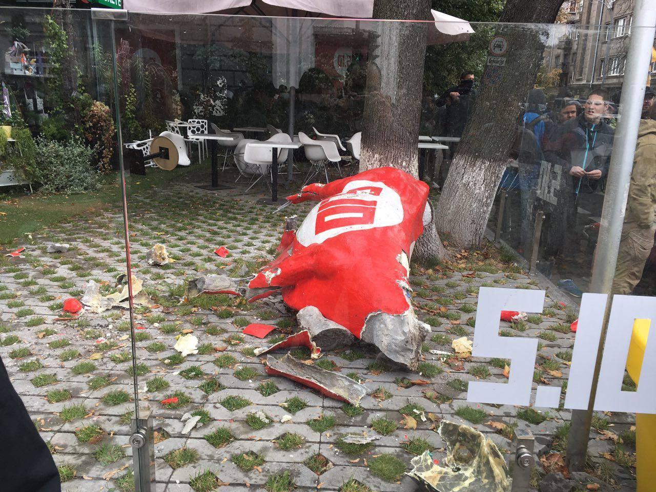 Акивисты разгромили площадку возле офиса партии "5.10" - фото 1