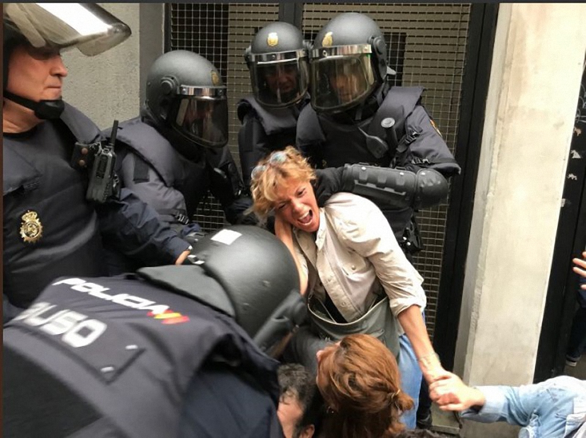 В Каталонии в результате столкновений с полицией пострадали 38 человек - фото 1
