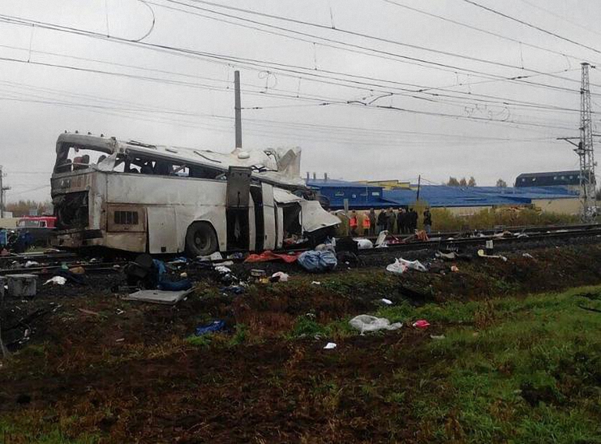 Пассажирский поезд врезался в автобус во Владимирской области РФ - фото 1