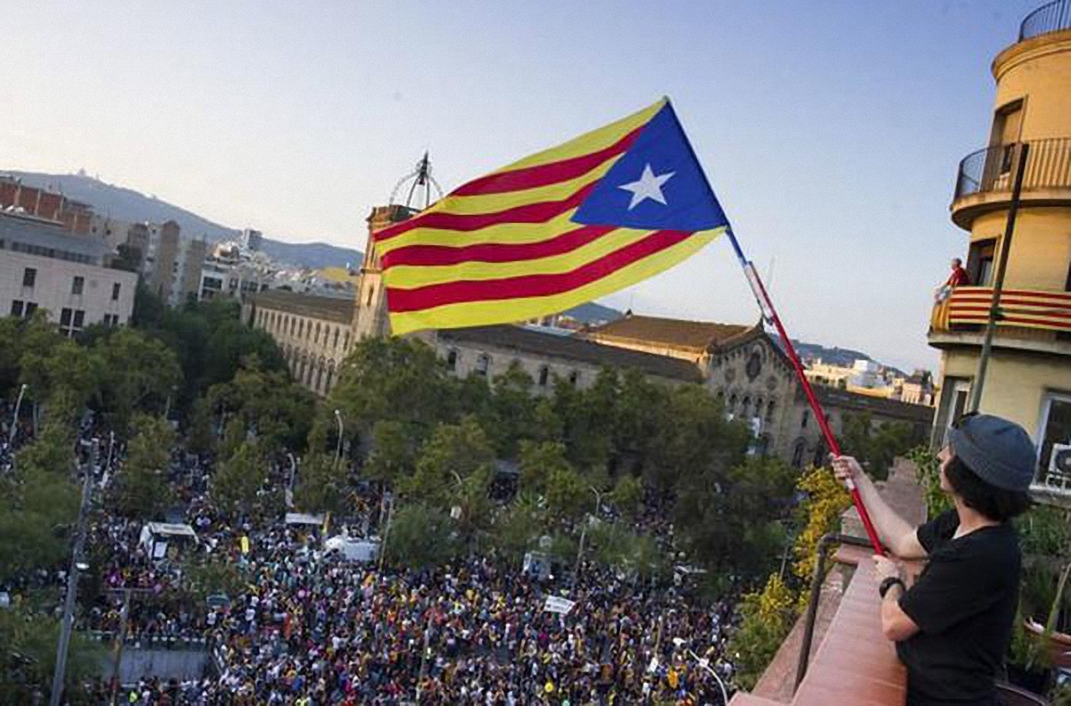 Правительство Испании хочет лишить Каталонию автономии - фото 1