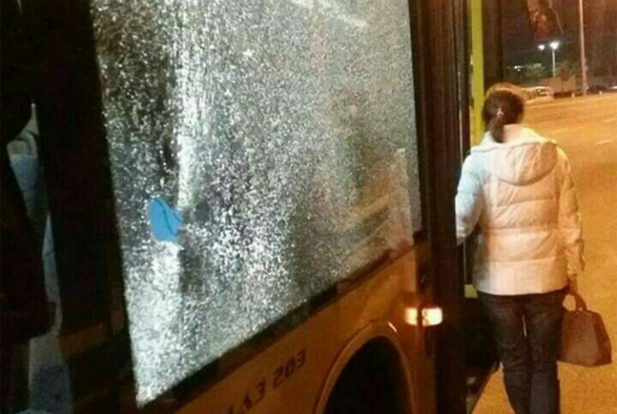 Двое мужчин камнем разбили стекло автобуса  - фото 1