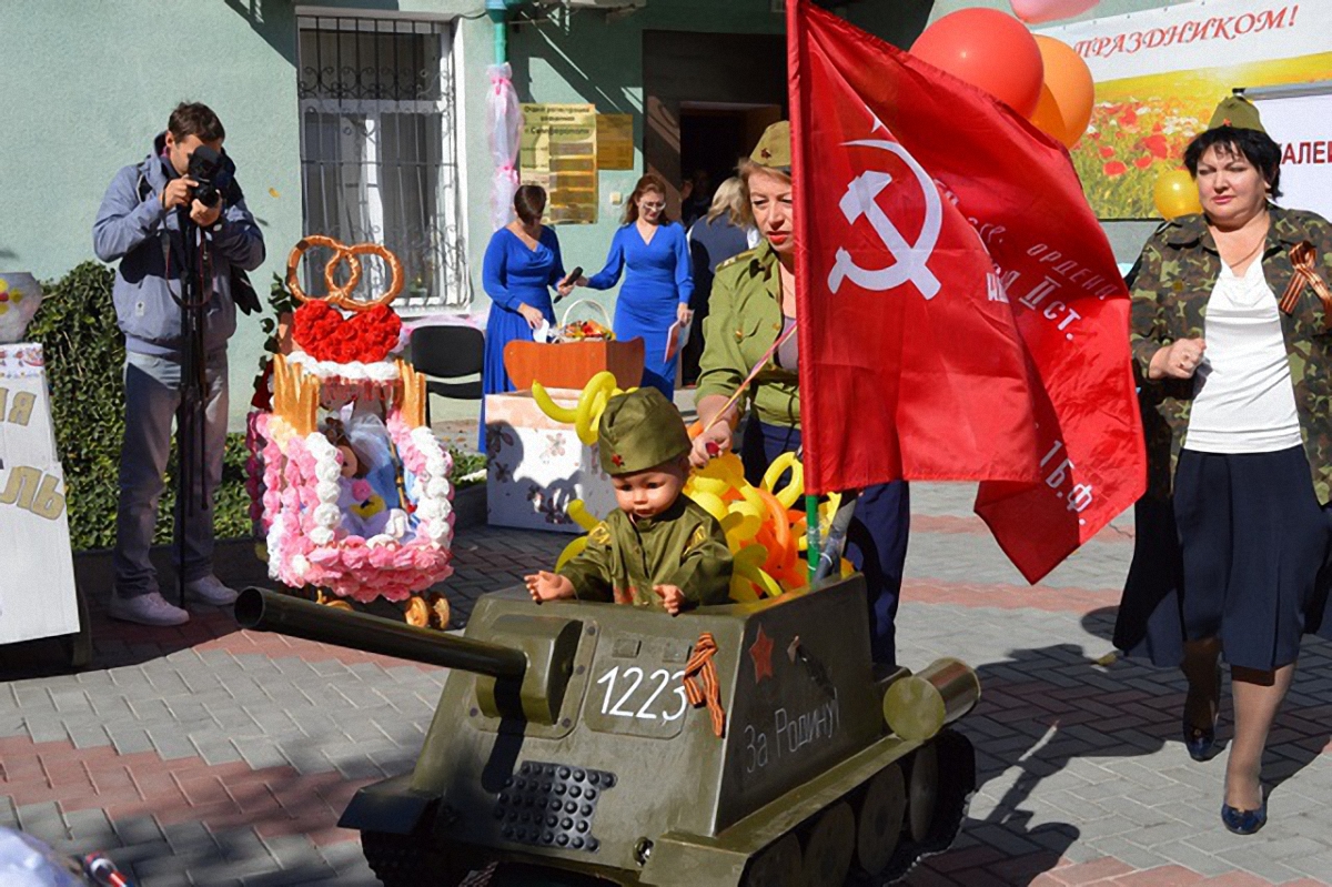 "Парад колясок" в оккупирвоанном Крыму - фото 1