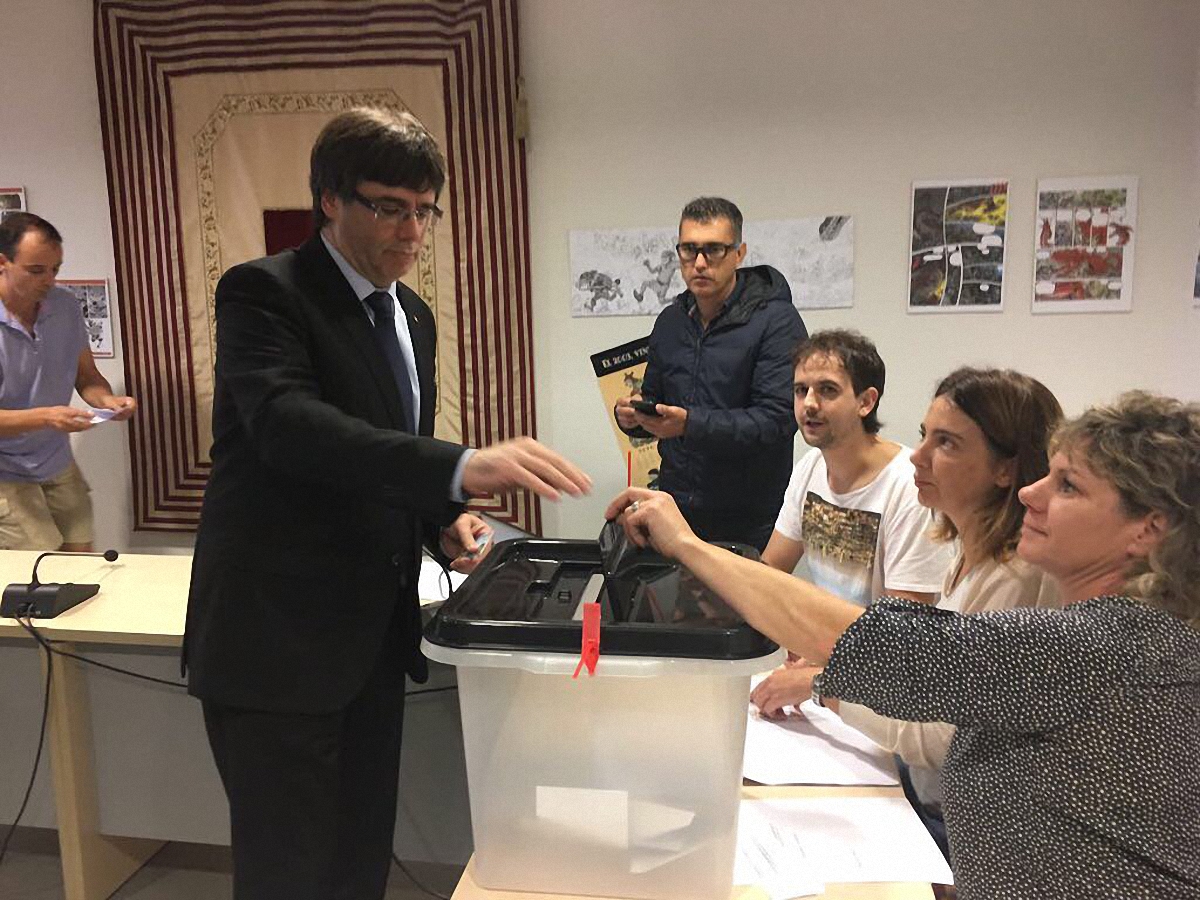 Карлес Пучдемон проголосовал на референдуме в Каталонии - фото 1