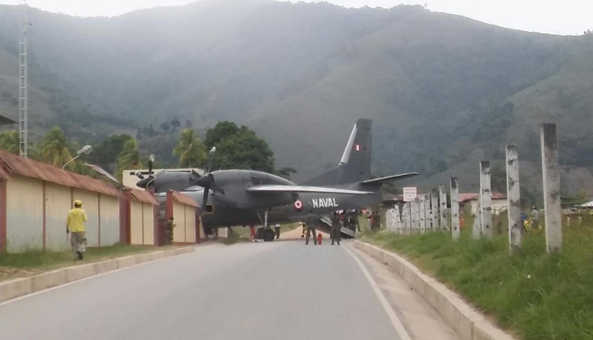 В Перу самолет влетел в участок полиции  - фото 1