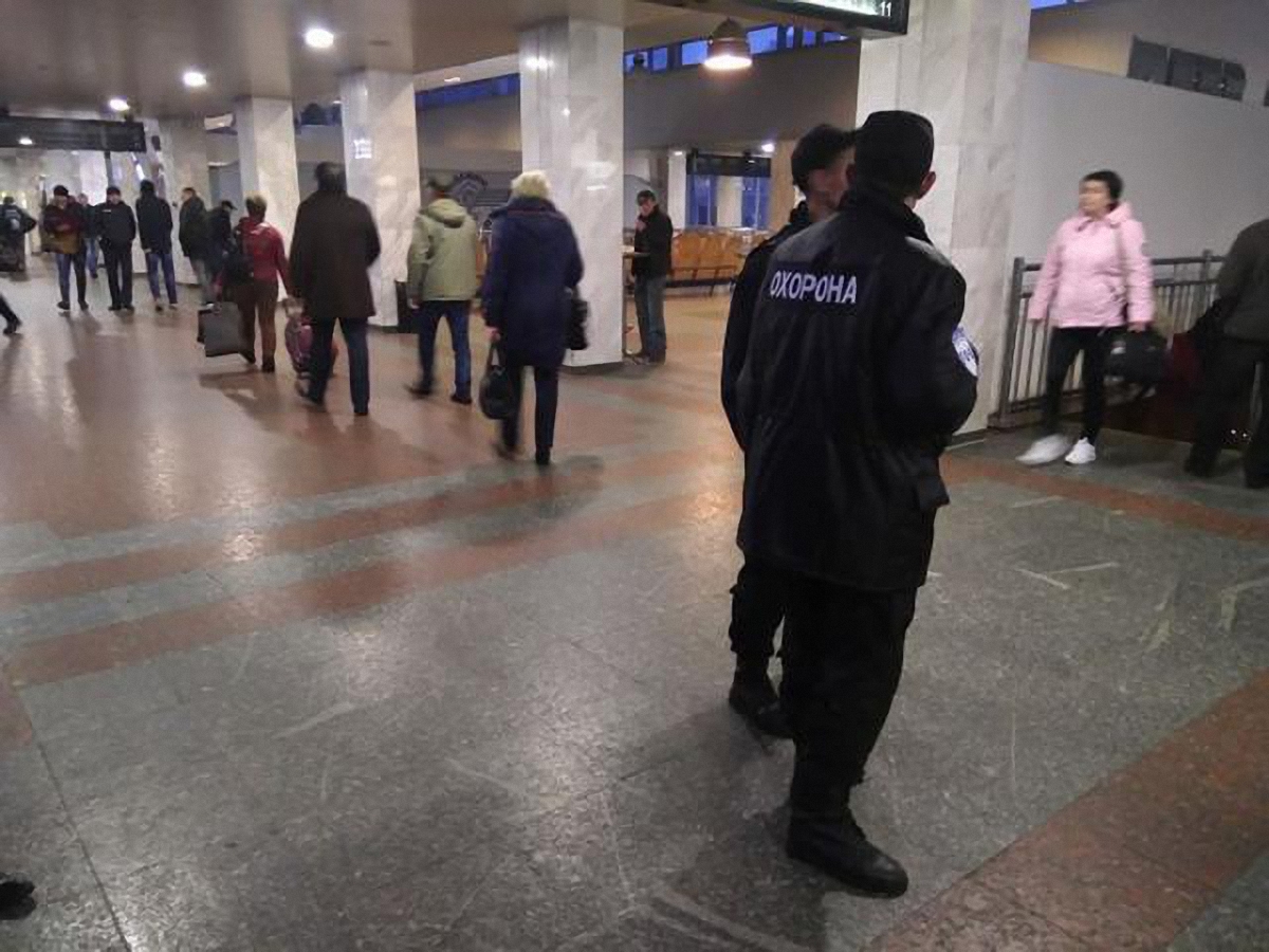 Из здания ЖД вокзала в Киеве эвакуируют людей - фото 1