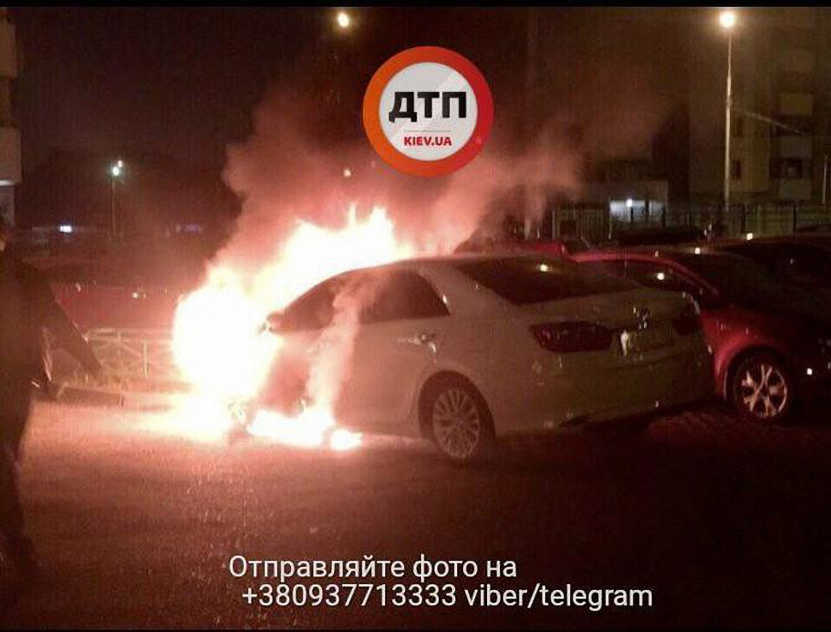 Машину МВД подожгли на Позняках - фото 1