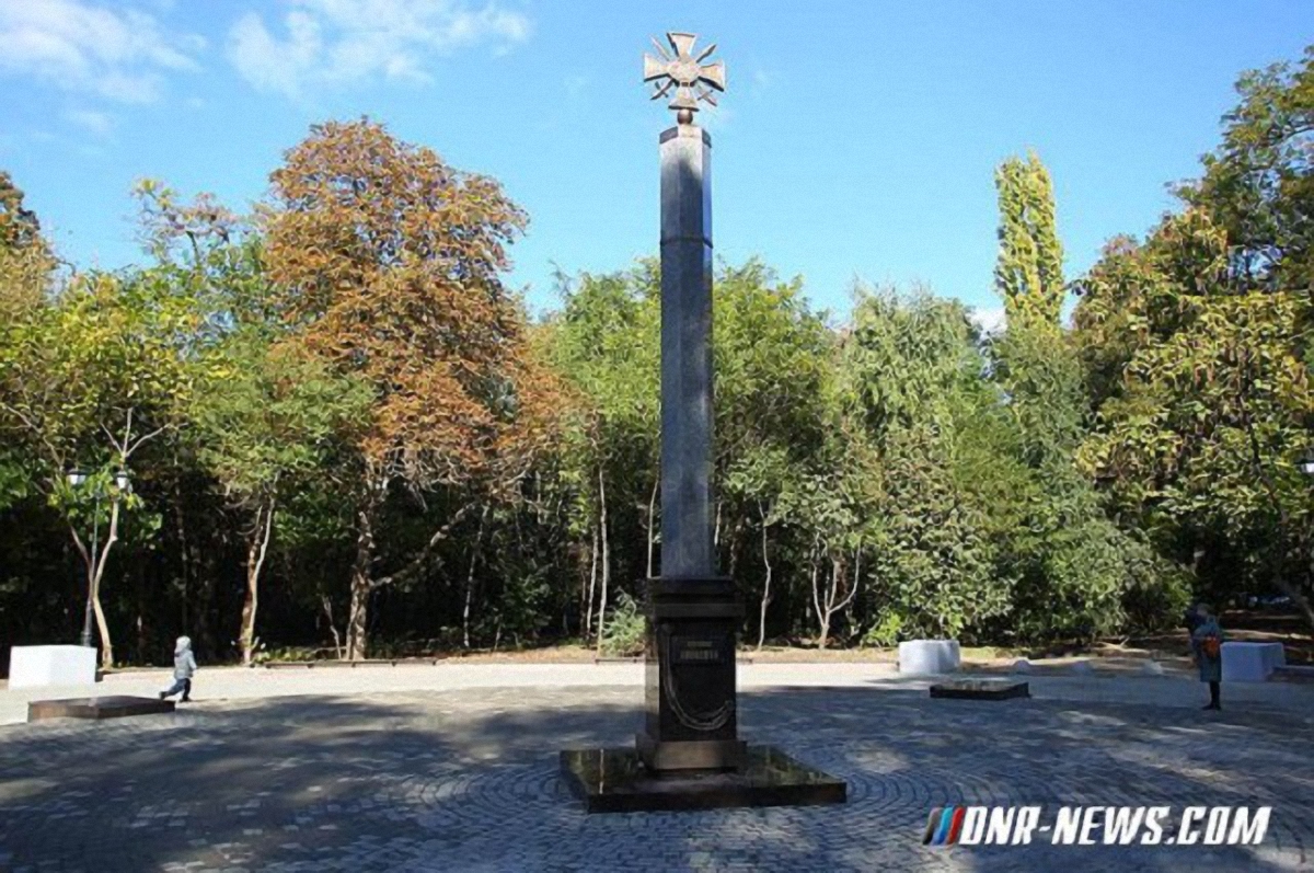 Памятник "героям Донбасса" в Ростове - фото 1