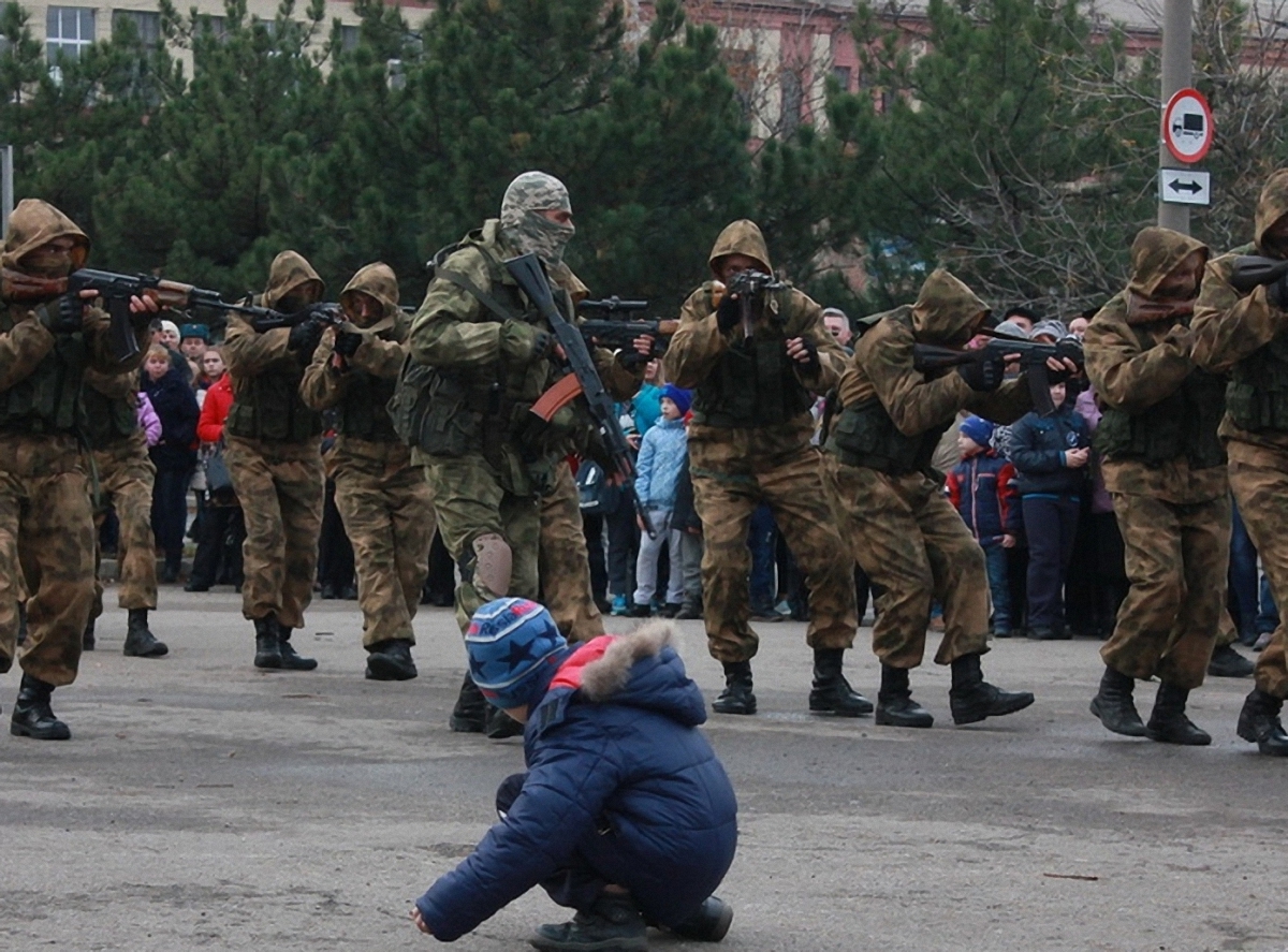 Боевики "МВД" "ЛНР" оцепили центр Луганска - фото 1