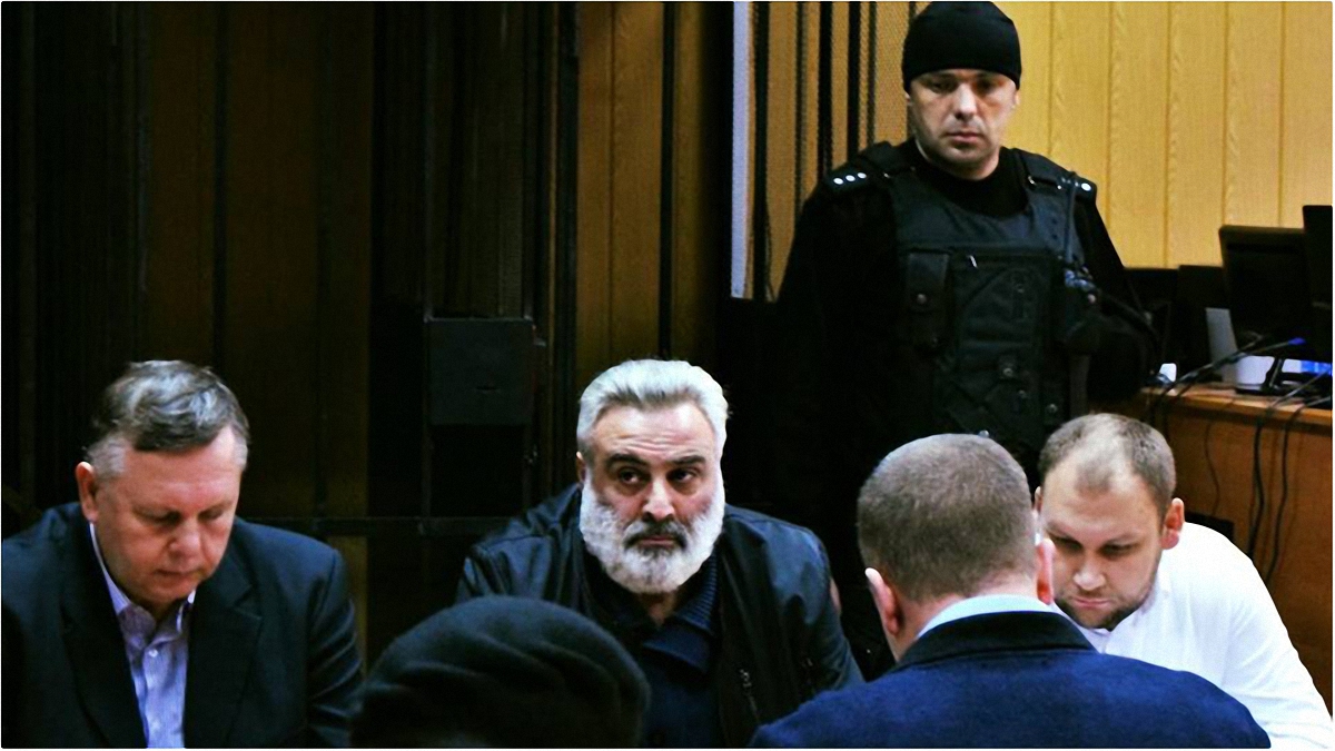 На Петроса Саркисяна надели наручники в зале суда - фото 1