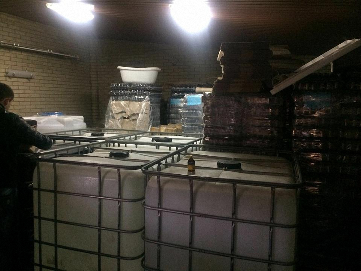 В Киеве разоблачили подпольный цех по изготовлению алкоголя - фото 1