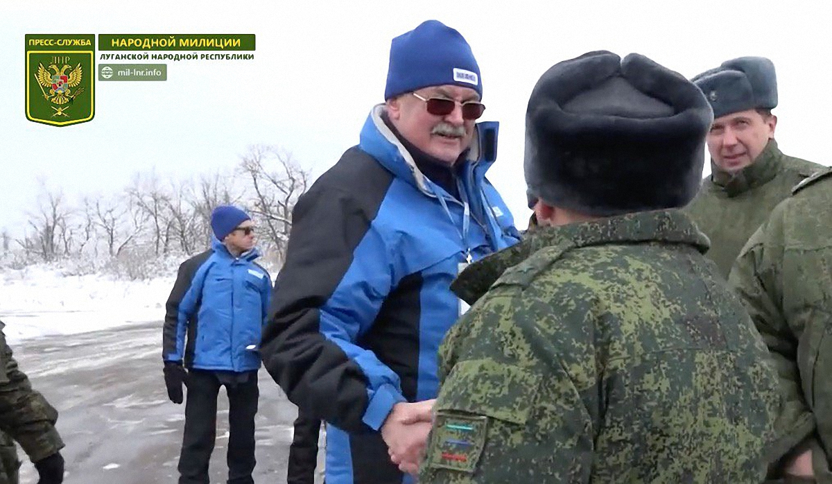 Представитель ОБСЕ радостно поприветствовал боевика во время передачи тел бойцов ВСУ - фото 1
