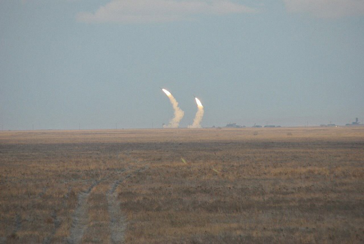 В ходе учений было совершено более 40 выстрелов из зенитных ракетных комплексов "Бук-М1", "С-300" и "Оса" - фото 1