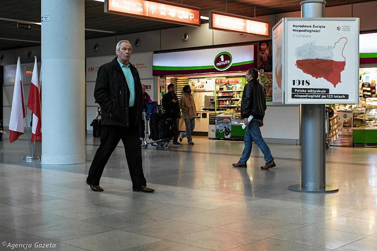 В аэропорту Шопена в Варшаве повесили карту Польши со Львовом - фото 1