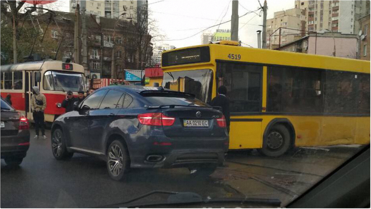 На Лукьяновке водитель BMW устроил пробку - фото 1