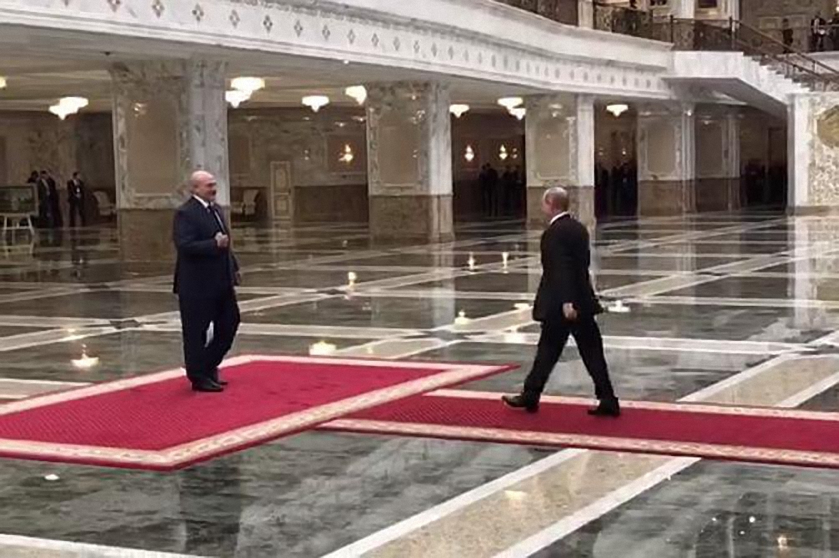 Путин надел туфли с каблуками высотой около 10 сантиметров - фото 1